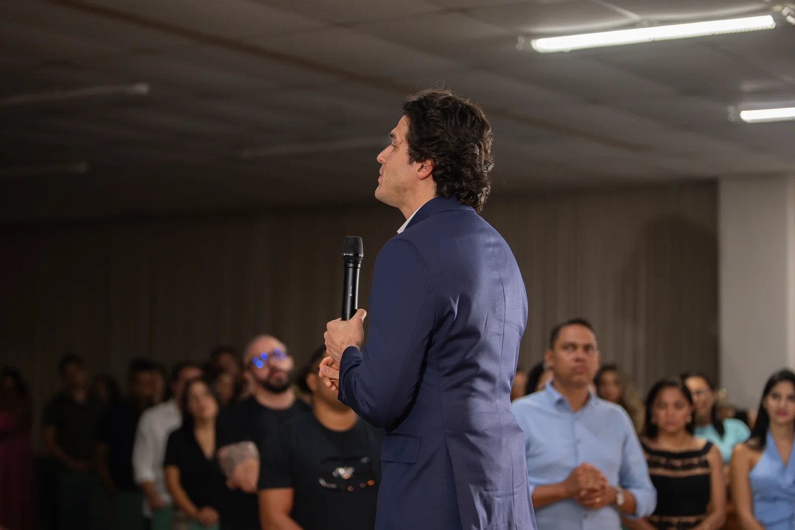 Lucas Albuquerque conduzindo o evento