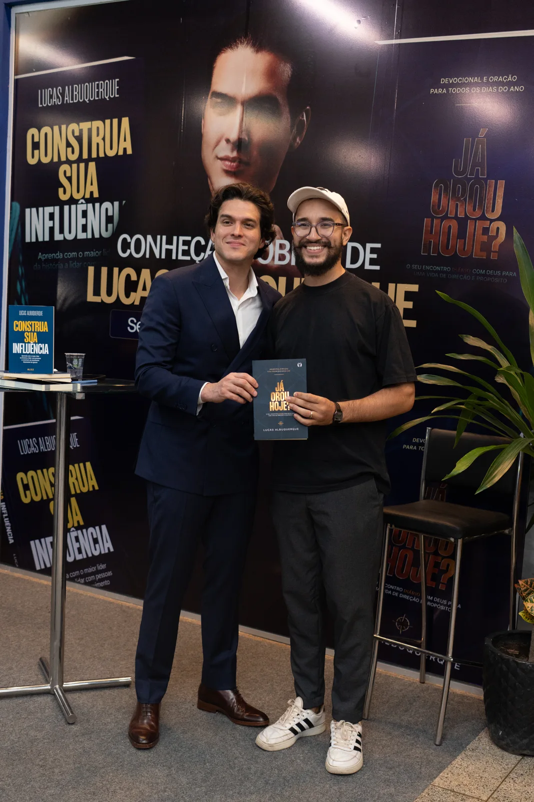Encontro com participante e o livro Construa Sua Influência